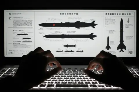 A computer screen displaying a nuclear strike scenario in Japanese and English.